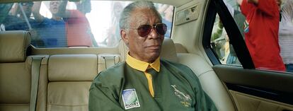 Morgan Freeman interpreta a Mandela en 'Invictus', que está basada en el libro del periodista John Carlin 'El factor Humano' (Seix Barral). El actor coincidió de forma fortuita con Carlin en un pueblo de EE UU y comenzaron a trabajar en la idea de hacer una película basada en los esbozos de un libro que aún no estaba escrito.