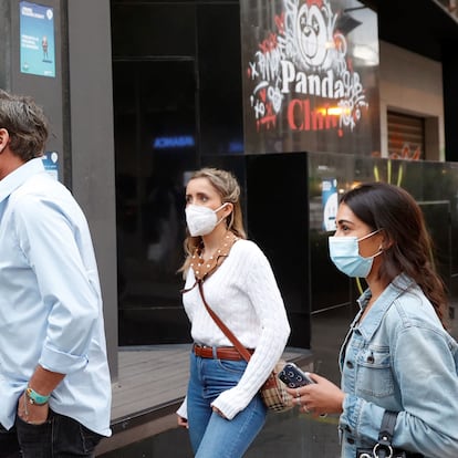 Control de temperatura para el acceso a una discoteca este lunes en Madrid.