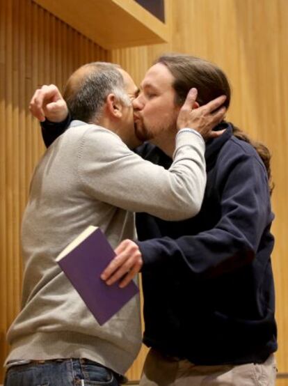 Pablo Iglesias (d), junto al Ariel Jerez (i), cofundador del partido, en un acto de hoy.