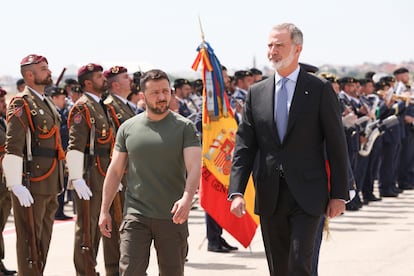 El rey Felipe VI junto al de Ucrania, Volodímir Zelenski, pasan revista a las tropas a su llegada al aeropuerto de Madrid. 