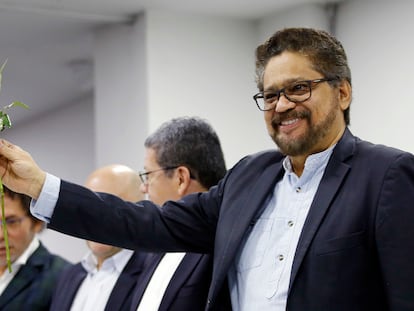 Iván Márquez sujeta una rosa roja durante una rueda de prensa en Bogotá, en septiembre de 2017.