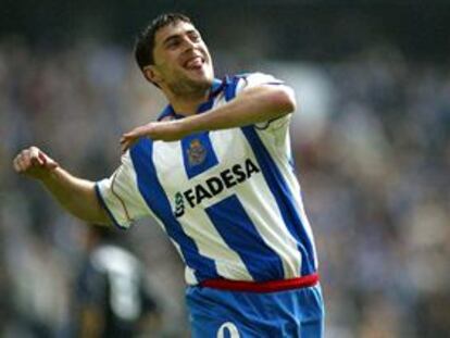 Diego Tristán celebra un gol con el Deportivo.