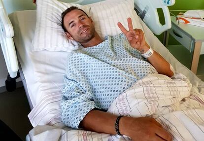 Alejandro Valverde, en la cama del hospital de D&uuml;sseldorf, despu&eacute;s de la operaci&oacute;n.