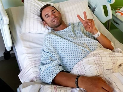 Alejandro Valverde, en la cama del hospital de D&uuml;sseldorf, despu&eacute;s de la operaci&oacute;n.