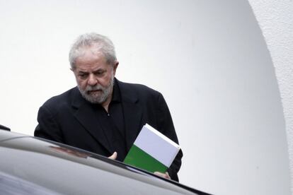 Lula da Silva sale de un desayuno con senadores.