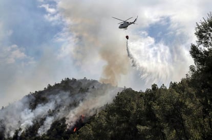 Uno de los medios a&eacute;reos de la Generalitat act&uacute;a en uno de los incendios de 2016.