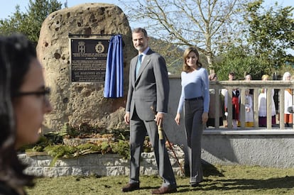 Al cumplirse en 1990 el décimo aniversario de la Fundación, y en conmemoración de esta efeméride, se creó un nuevo galardón, de diferente naturaleza y carácter que los Premios Princesa de Asturias, que con el nombre de Premio al Pueblo Ejemplar de Asturias se concede al pueblo, aldea, núcleo de población, espacio paisajístico o grupo humano del Principado de Asturias que haya destacado de modo notable en la defensa y conservación de su entorno natural, ambiental, de su patrimonio histórico, cultural o artístico, en iniciativas de impulso económico y social o en la realización de obras comunales u otras manifestaciones de solidaridad extraordinaria