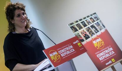 La portavoz del secretariado nacional de la CUP, Núria Gibert, durante una rueda de prensa.