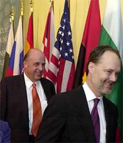 El embajador estadounidense ante la ONU, John Negroponte (izquierda), con un colaborador, ayer en Nueva York.