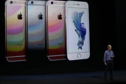 El director ejecutivo de Apple, Tim Cook, habla junto a imágenes del iPhone 6S y 6S Plus.