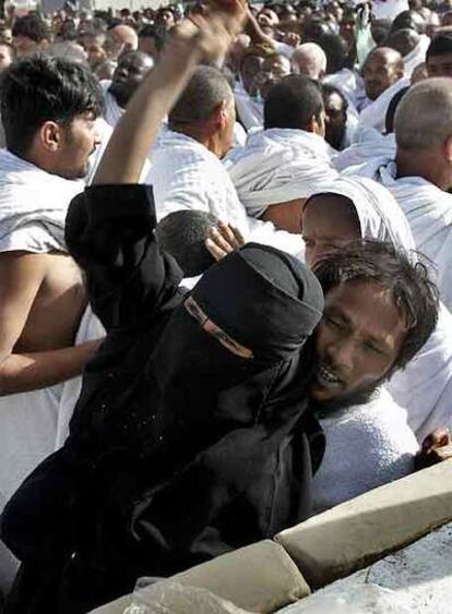 Un peregrino y su esposa lanzan piedras sobre el símbolo del diablo ayer en La Meca.