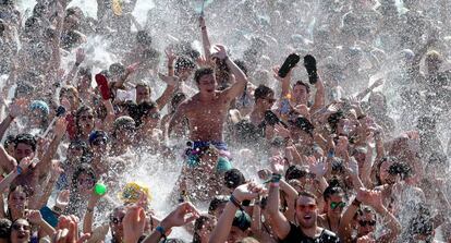 Asistentes al Arenal Sound bailan en una piscina, en agosto de 2016. 