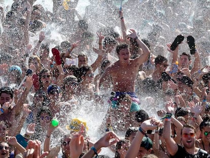 Asistentes al Arenal Sound bailan en una piscina, en agosto de 2016. 