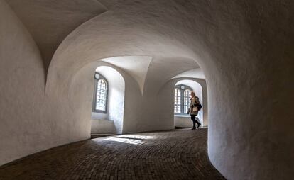 Pasillo interior del observatorio de Rundetarn, en Copenhague.