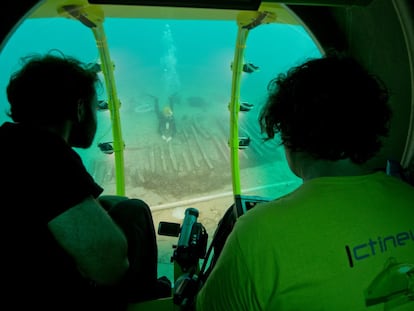 Miembros del Centro de Arqueología Subacuática de Cataluña observan los restos del Cala Cativa I desde el submarino Ictineu 3. El aparato permite a los arqueólogos descender hasta los 1.200 metros de profundidad.