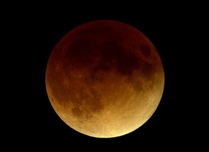 Una imagen del eclipse total de Luna que se produjo en la madrugada del 20 al 21 de diciembre de 2000.