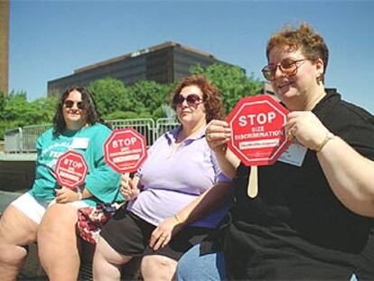Miembros de la Asociación Nacional para la Aceptación de la Obesidad de EE UU protestan por la discriminación que sufren.
