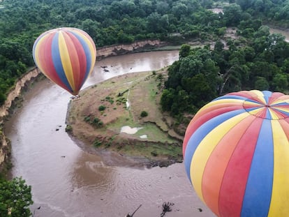 Globos sobrevolando los meandros del río Mara en Masai Mara, Kenia.