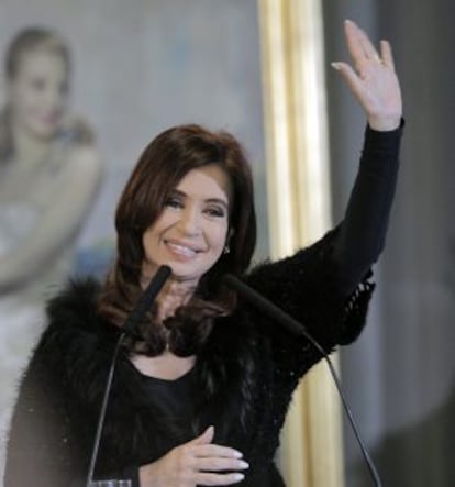 La presidenta de Argentina, Cristina Fernández, saluda durante un acto celebrado el 29 de agosto en Buenos Aires.