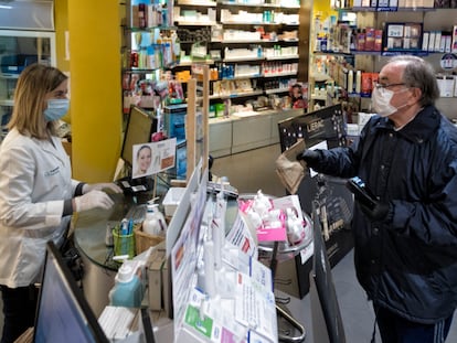 Primer día de venta de mascarillas protectoras subvencionadas por la Generalitat de Catalunya.