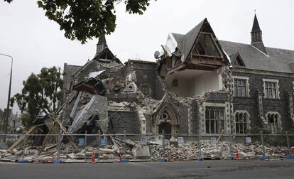 Estado en que ha quedado el tribunal de Crammer, en Christchurch, la segunda mayor ciudad de Nueva Zelanda, que ha sufrido graves daños por el terremoto de 6,3 en la escala Richter. Al menos 65 personas han muerto, según el primer ministro, aunque se teme que la cifra aumente, dado que aún hay muchas personas atrapadas en los escombros de los numerosos edificios que se han venido abajo.