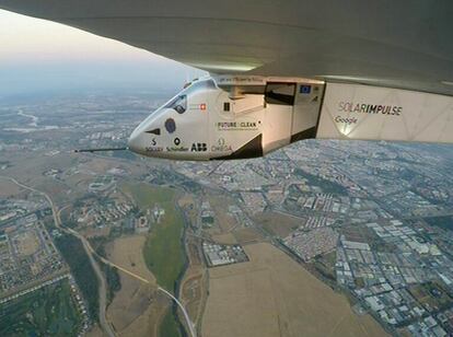 El avión solar Impulse II durante su aproximación a España tras cruzar el Atlántico Norte y superar una de las etapas más difíciles de su gira alrededor del mundo.