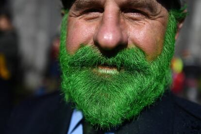 Un participante en el desfile de San Patricio en Galway (Irlanda).