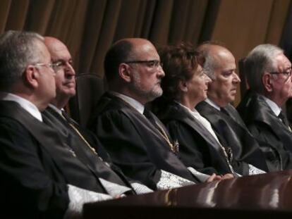 Pérez de los Cobos tercero por la izquierda, en la toma de posesión de los nuevos magistrados del Tribunal Constitucional.