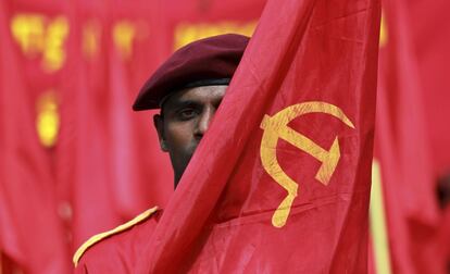 Colombo, Sri Lanka. Un miembro del partido marxista porta una bandera durante la manifestaci&oacute;n para conmemorar el D&iacute;a del Trabajo. 