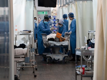 Personal médico atiende a un paciente grave de covid, en Ciudad de México.