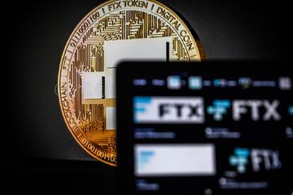 Un montaje de bitcoin y el logo de la plataforma FTX.