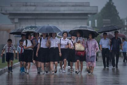 Un grupo de estudiantes se dirige a presentar sus respetos al monumento levantado a los líderes Kim Il-Sung y Kim Jong-Il a las afueras del palacio Kumsuman en Pyongyang (Corea del Norte).