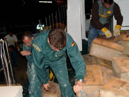 Agentes en una operación antidroga en el Guadalquivir, en una imagen de archivo.