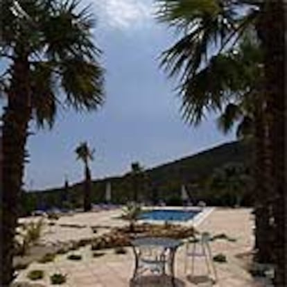 La piscina y el jardín del hotel Cal Naudí, en la comarca del Montsià, en Tarragona.