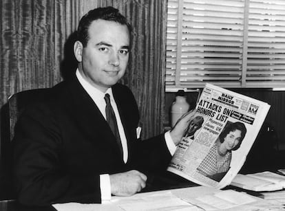 El magnate australiano de la comunicación Rupert Murdoch, de 92 años, ha anunciado su retirada, al menos parcialmente. Al frente del imperio mediático conservador que encabezan News Corp y la Fox, estará su hijo mayor, Lachlan Murdoch. En la imagen, Rupert Murdoch, con una portada del tabloide 'Daily Mirror', en Sídney, en mayo de 1960.