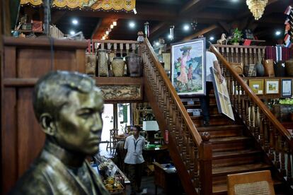 Se topa con la efigie de José Rizal, héroe y mártir de la independencia filipina de España. "Su estatua siempre a la vista cuando salgo del hotel, cerca del lugar donde lo fusilaron, lo poco que conozco de su vida y las elocuentes prédicas rizalianas de Chris me han despertado un sentimiento muy vivo de interés, hecho de simpatía, piedad, admiración y de vergüenza española por la brutal injusticia cometida. Casi diría que estoy un poco enamorado de él –era un mestizo muy atractivo". Sobre el poema testamentario de Rizal, <em>Mi último adiós, </em> habla de "un verso penúltimo que me gusta mucho y que parece escrito por un poeta de los años veinte de este siglo: <em>Adiós, dulce extranjera, mi amiga, mi alegría".</em>