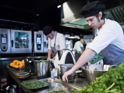 Cocineros del Club Allard, restaurante de la chef dominicana Mar&iacute;a Marte.