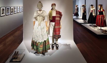 Una de las salas de la exposición 'Trajes españoles entre sombra y luz'.