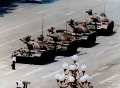 Un manifestante intenta detener los tanques enviados a la plaza de Tiananmen para reprimir las protestas en 1989.