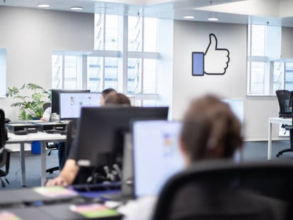 Equipe de trabalhadores que vigiam os conteúdos do Facebook no centro de controle de Barcelona.