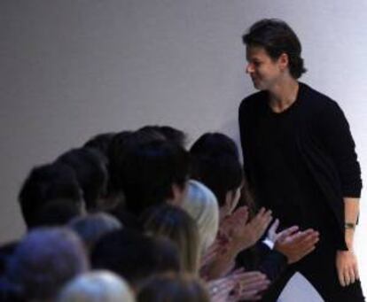 El diseñador Christopher Kane es aplaudido al término de la presentación de una colección. EFE/Archivo