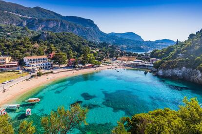 Playa del pueblo de Paleokastritsa, en el noroeste de Corfú.