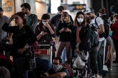 Pasajeros varados en el aeropuerto de Santiago de Chile, en espera de noticias por parte de las aerolíneas y sus embajadas locales.