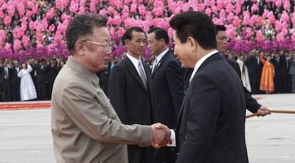 Histórica reunión de Kim Jong- il (izquierda) con el entonces presidente de Corea del Sur, Kim Dae-jung (fallecido en 2003), en Pyongyang, en junio 2000. Era el periodo de las negociaciones para el desmantelamiento del arsenal nuclear. Un diálogo que finalmente fracasó.