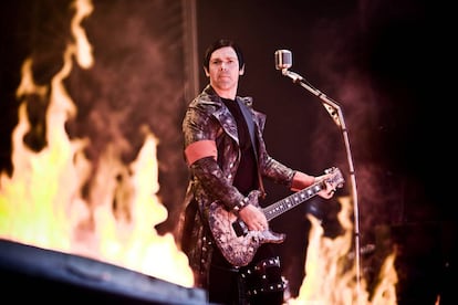 El guitarrista de la banda alemana Rammstein, Richard Z. Kruspe toca sobre el escenario en Dinamarca