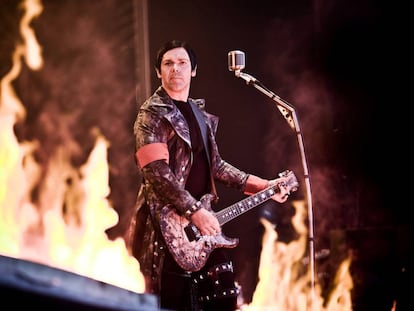 El guitarrista de la banda alemana Rammstein, Richard Z. Kruspe toca sobre el escenario en Dinamarca