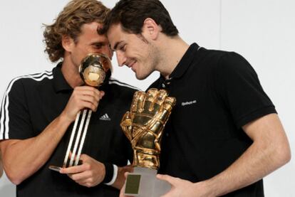 Forlán y Casillas posan con sus trofeos.