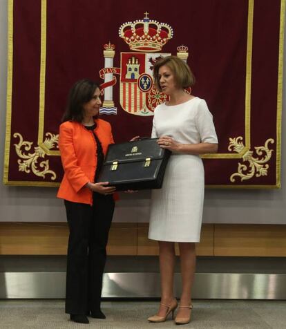 La ministra de Defensa, Margarita Robles (i), posa junto a su predecesora en el cargo, María Dolores de Cospedal, durante la ceremonia de traspaso de cartera en el Ministerio de Defensa.