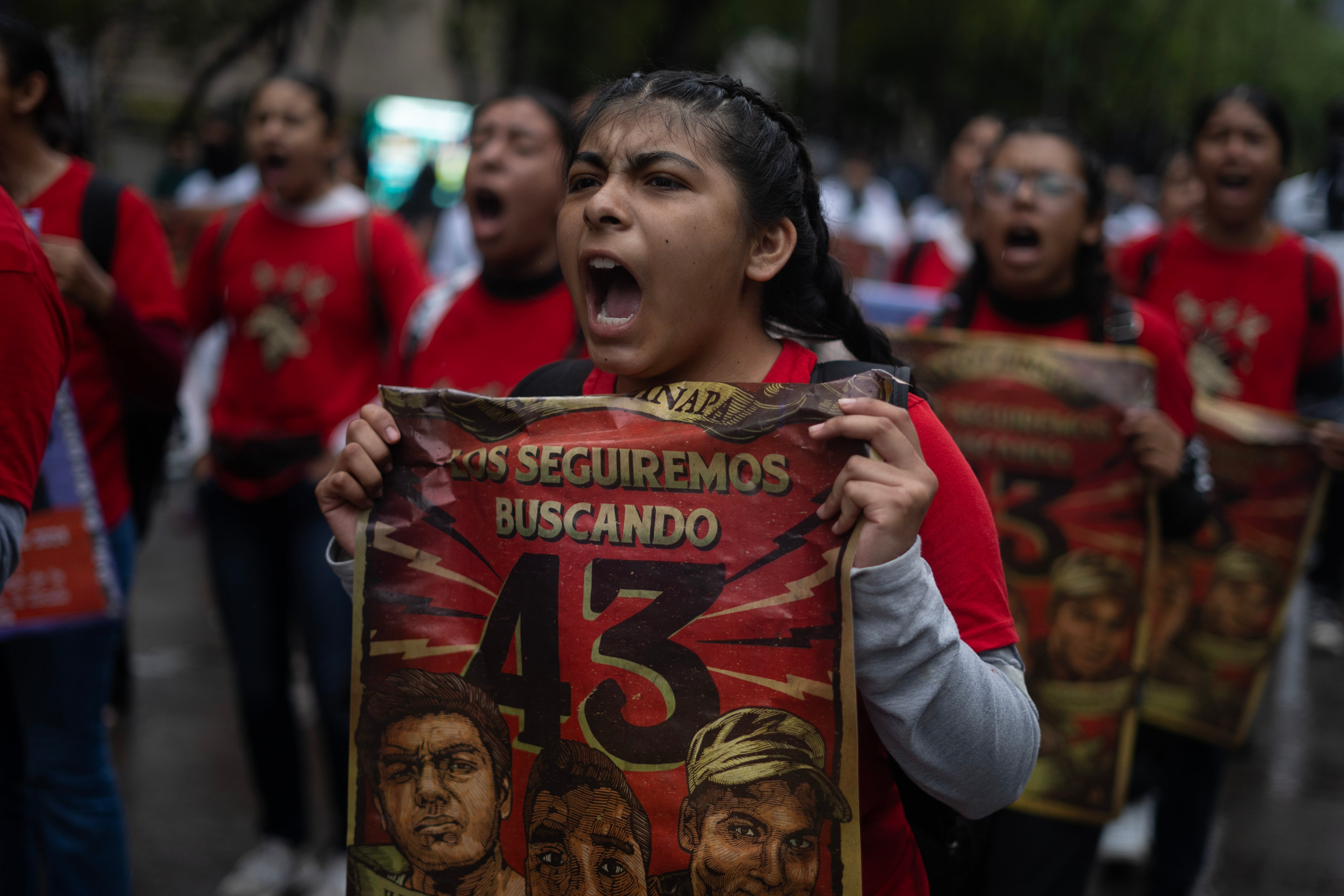 Jóvenes participantes en la movilización por el décimo aniversario del caso Ayotzinapa, este jueves en Ciudad de México.