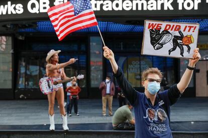 Una partidaria de Biden celebra el 6 de noviembre en Times Square (Nueva York) los resultados electorales.